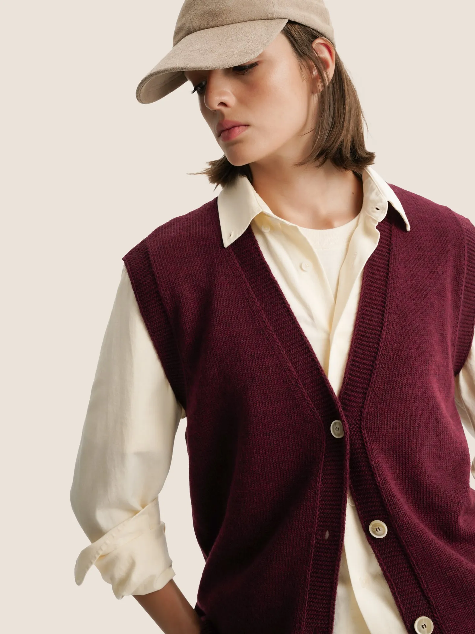 BURGUNDY KNITTED VEST