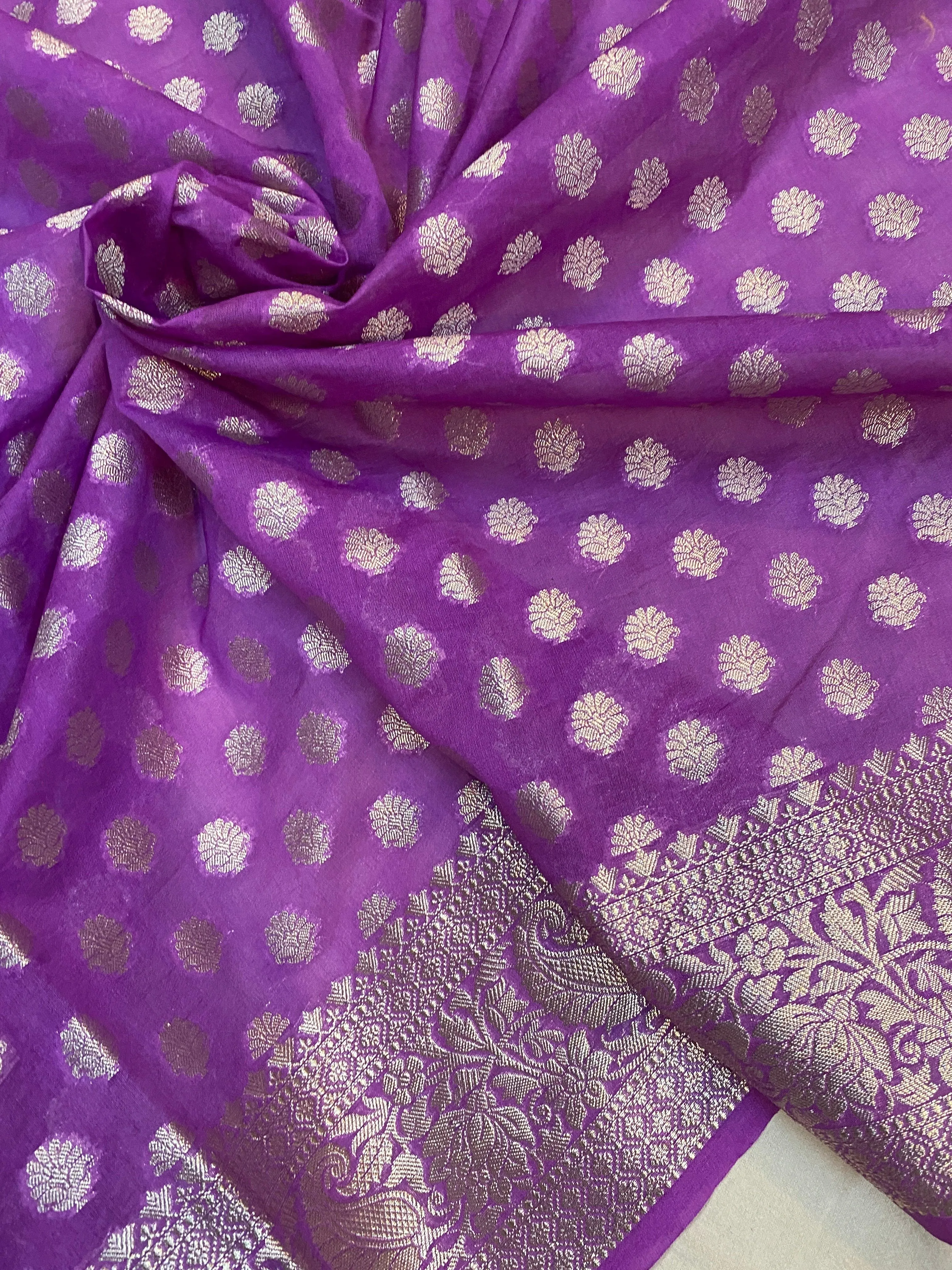Enchanting Light Purple Handloom Georgette Banarasi Sari: A Versatile Wardrobe Essential