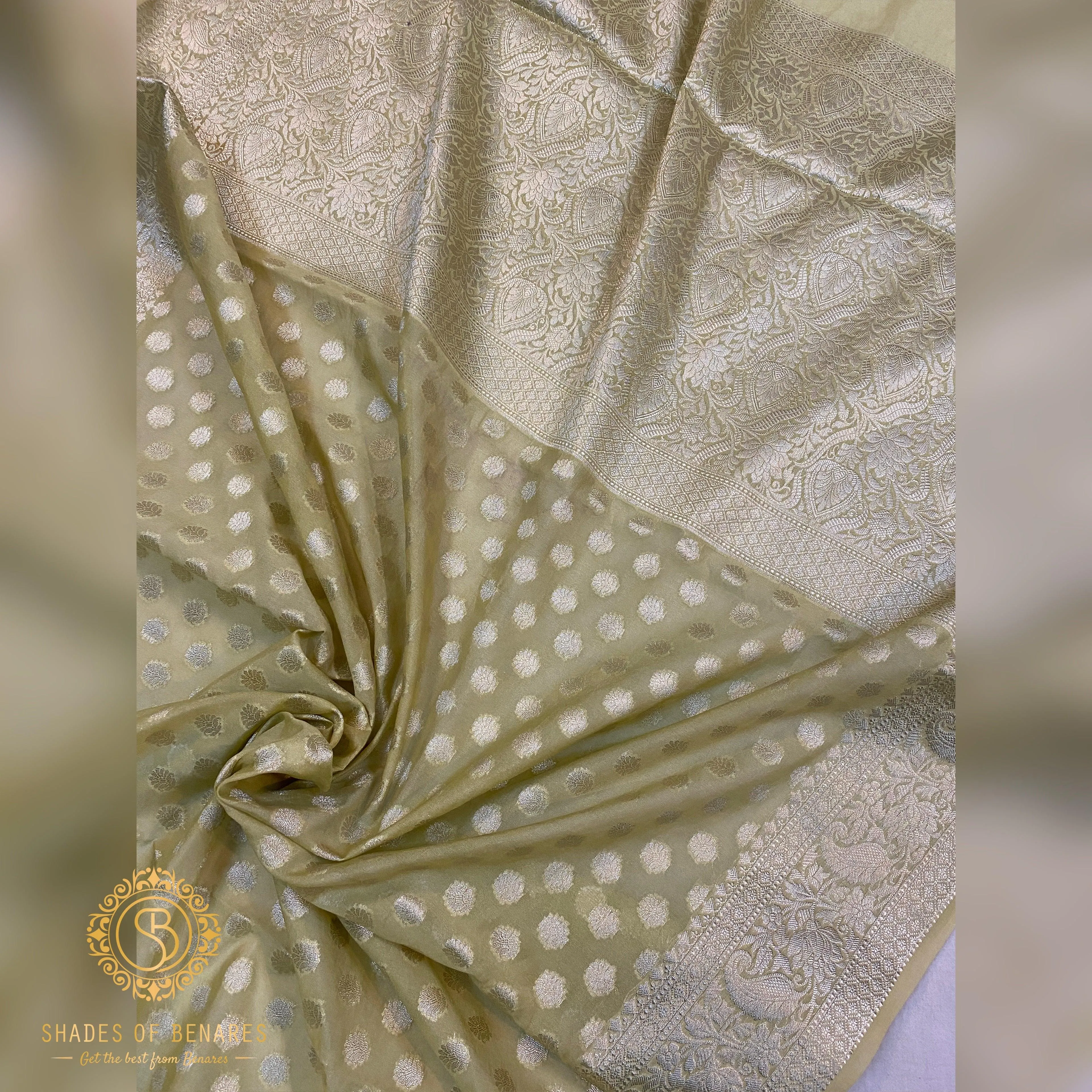 Exquisite Creme Handloom Georgette Banarasi Sari: A Versatile Wardrobe Essential