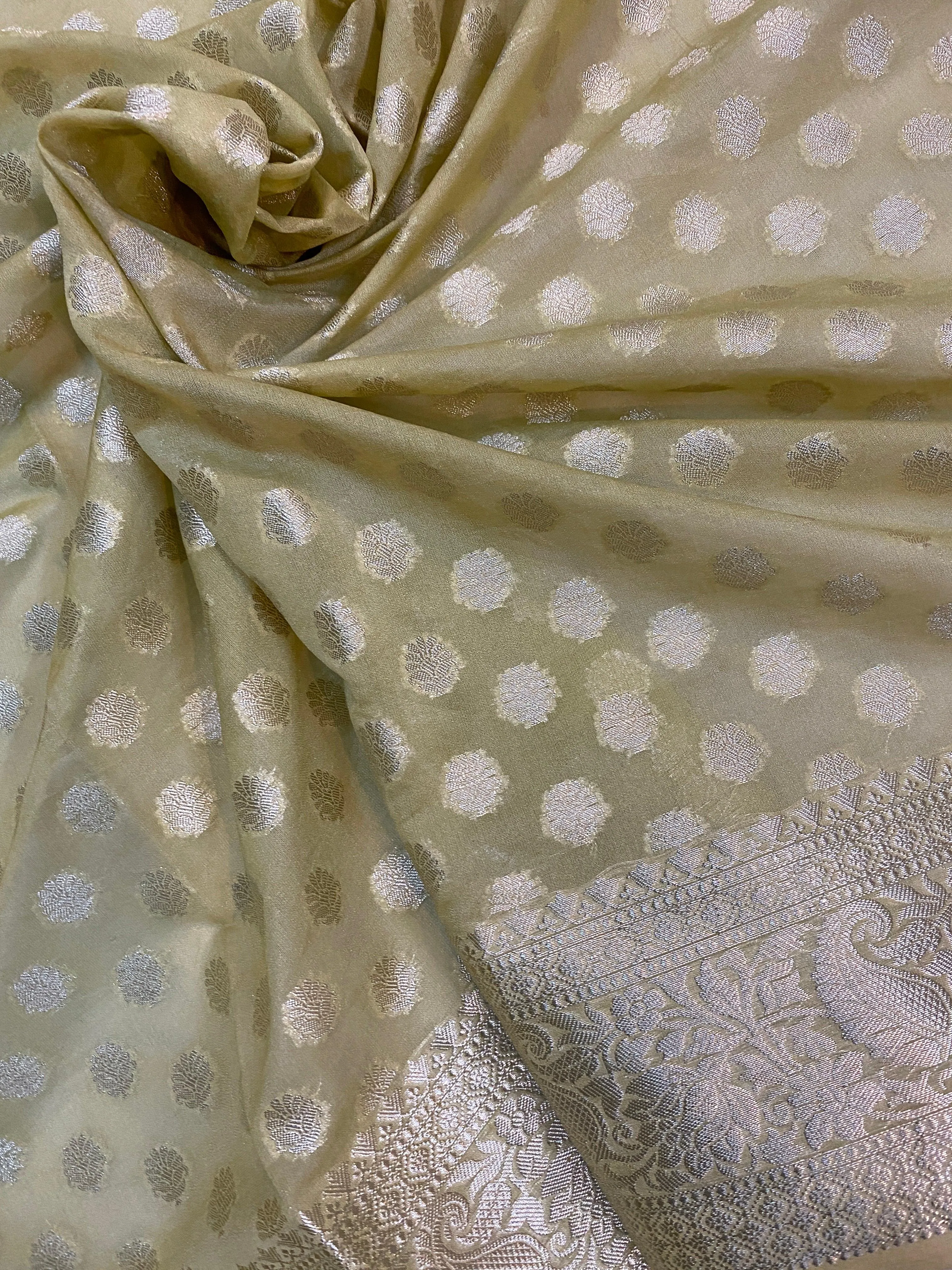 Exquisite Creme Handloom Georgette Banarasi Sari: A Versatile Wardrobe Essential