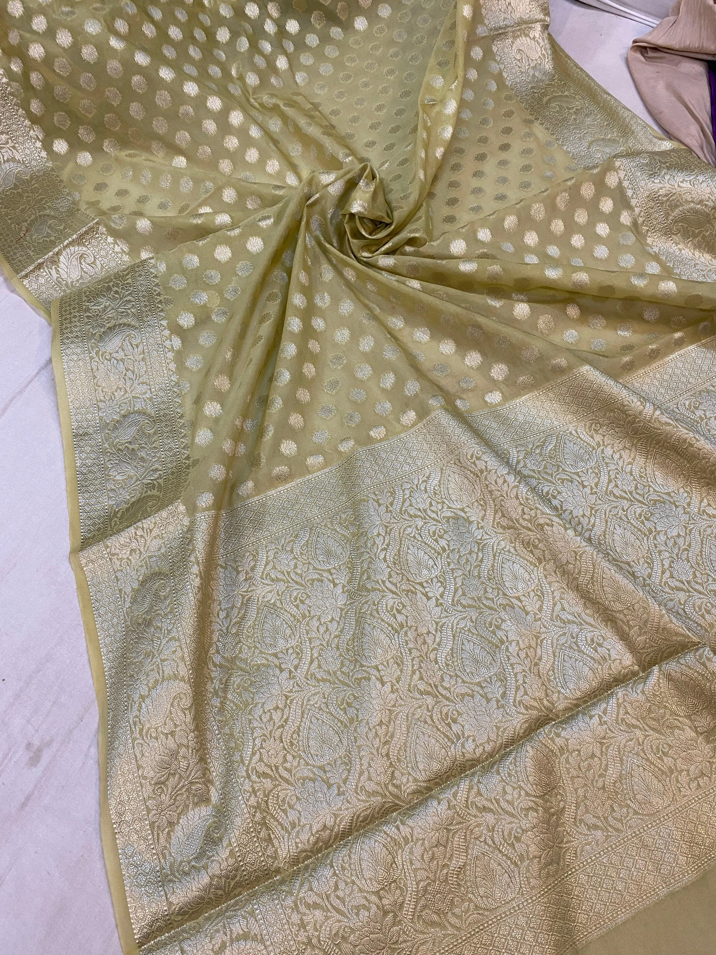 Exquisite Creme Handloom Georgette Banarasi Sari: A Versatile Wardrobe Essential