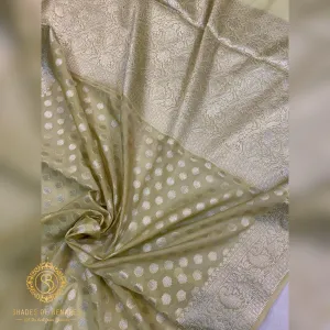 Exquisite Creme Handloom Georgette Banarasi Sari: A Versatile Wardrobe Essential