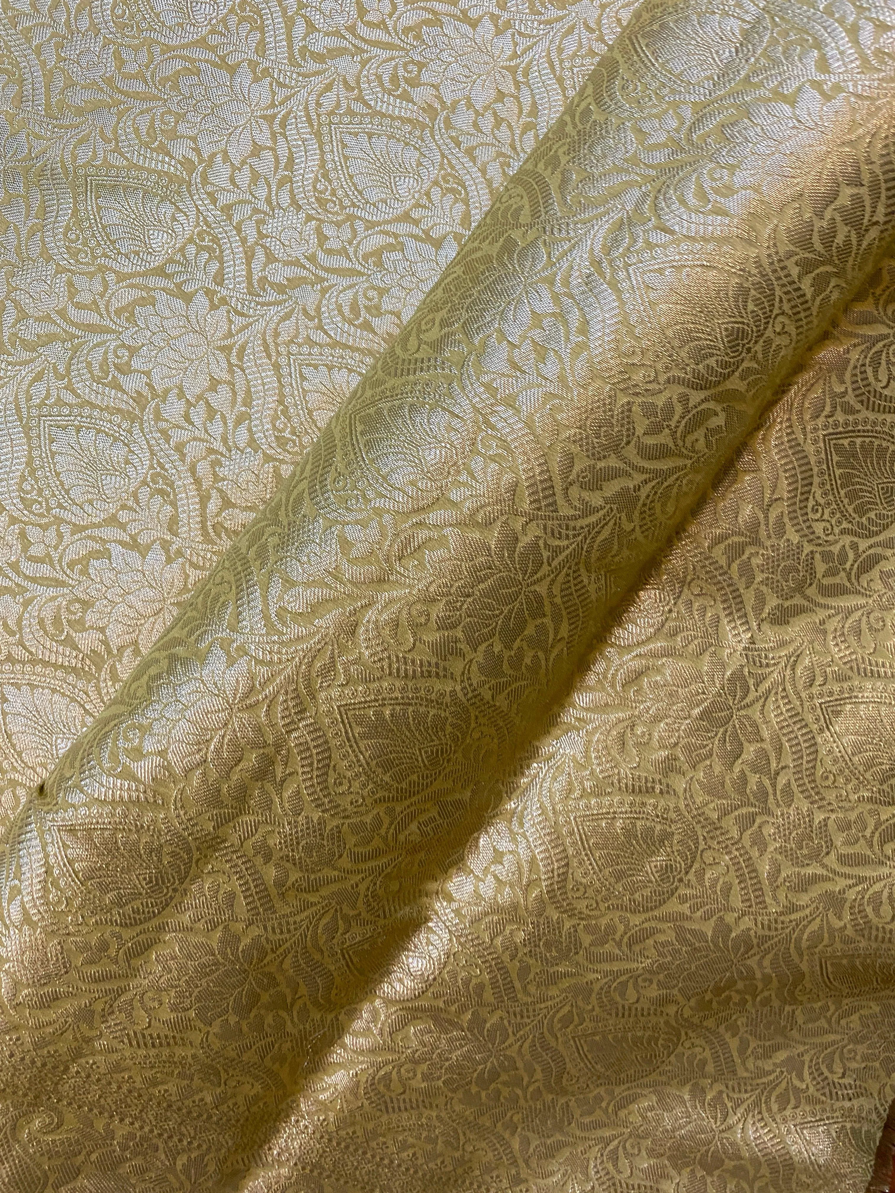 Exquisite Creme Handloom Georgette Banarasi Sari: A Versatile Wardrobe Essential